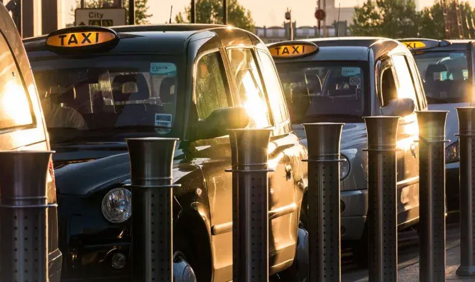 How Taxi Services Can Use Vehicle Tracking Systems for Data-Driven Decision Making