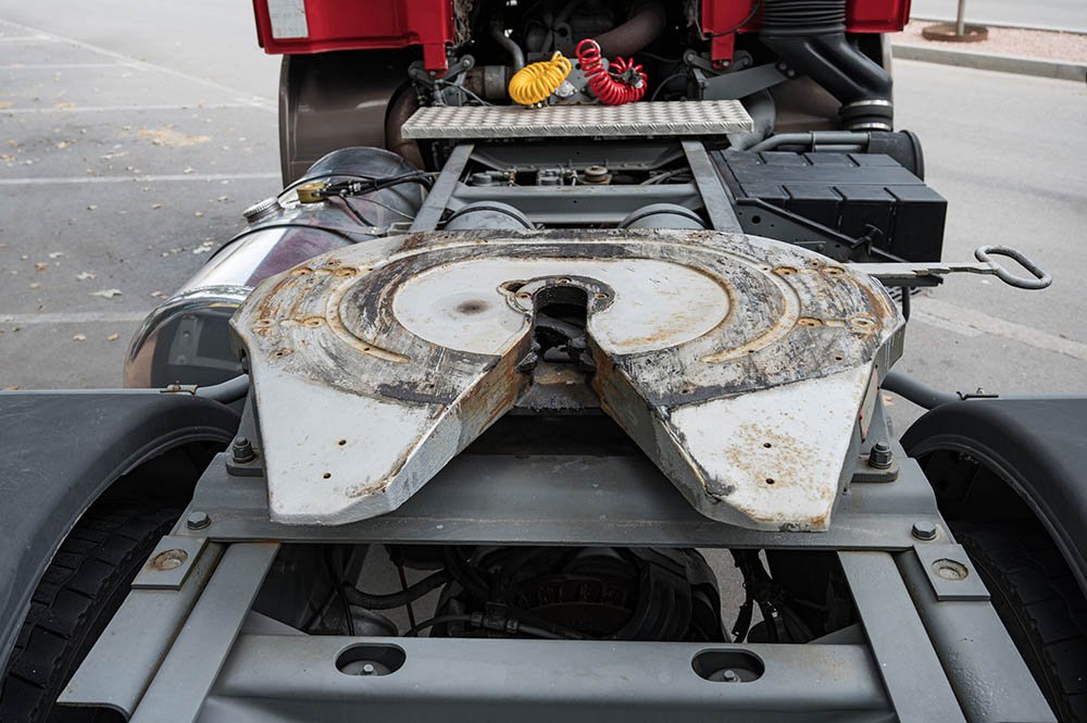 Detail of the hitch or fifth wheel for coupling the trailer to the truck