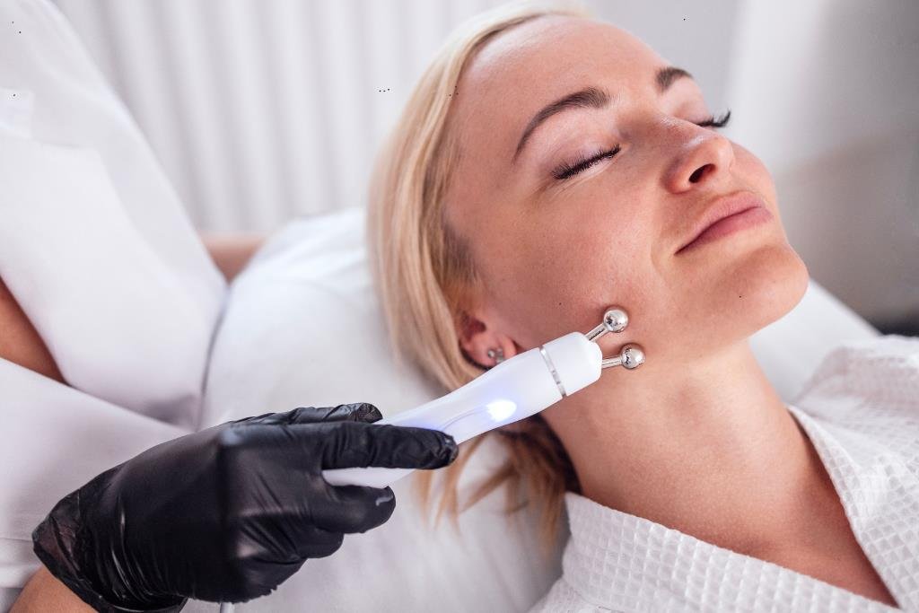 The Advantages of Using a Face Lifting Microcurrent Device for Anti-Aging