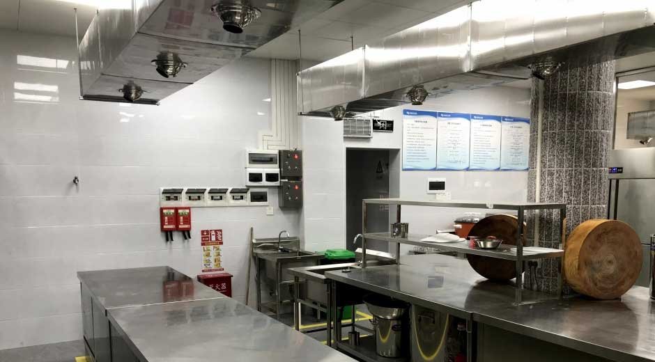 Stainless-Steel-Table,-a-Priority-Item-of-Restaurant-Equipment